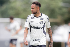 Na imagem em destaque, Neymar Jr. com a camisa do Santos