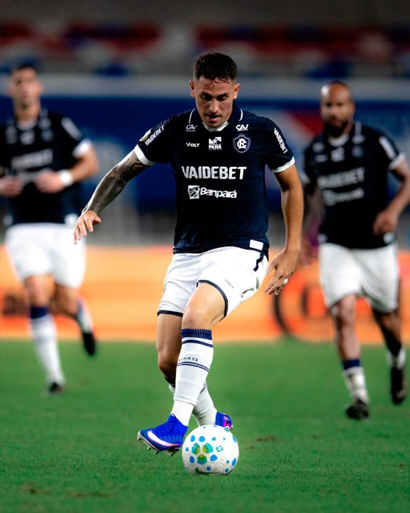 jogador do Remo dominando a bola
