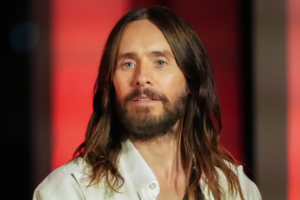 Na imagem em destaque, o ator Jared Leto