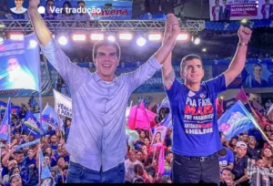 Helder Barbalho levanta o braço de Antônio Doido, em onvenção do MDB . quando confirmou o nome do Deputado como pré-candidato à prefeito de Ananindeua.