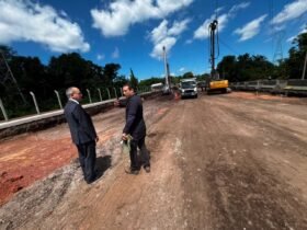 Promotores e equipe técnica utilizaram drones para monitorar obras de recuperação da pista, identificar áreas de desmatamento e prevenir novas ocupações irregulares.