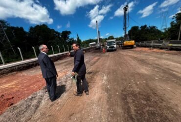 Promotores e equipe técnica utilizaram drones para monitorar obras de recuperação da pista, identificar áreas de desmatamento e prevenir novas ocupações irregulares.