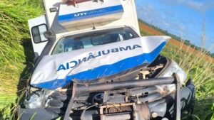 Na imagem em destaque, ambulência após o acidente na PA-150