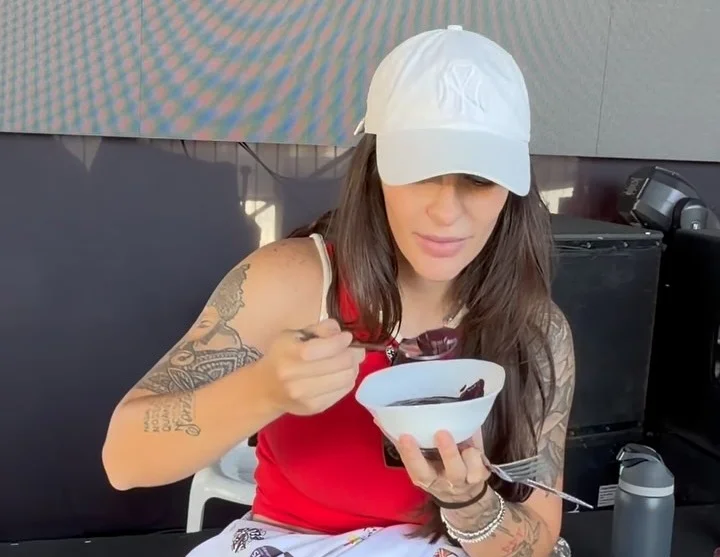 dj barbara labres provando açaí