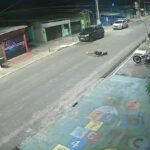 Acidente foi registrado por câmeras de segurança; vítima de 24 anos bateu a cabeça no asfalto e permanece internada após a queda.