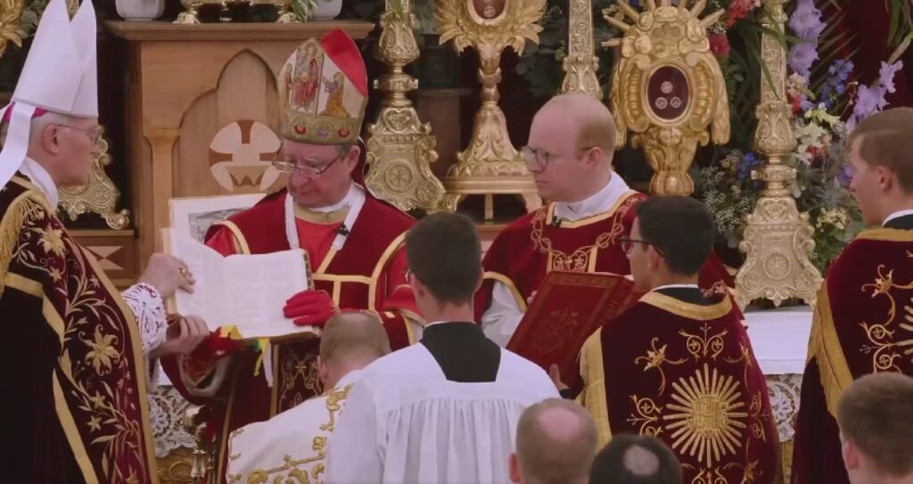 Em comunicado oficial, a Igreja Católica classificou a decisão como um "ato de natureza cismática", ou seja, uma ruptura com a comunhão da Igreja.