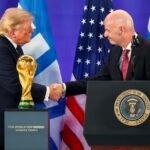 Donald Trump aperta a mão de Gianni Infantino, presidente da FIFA