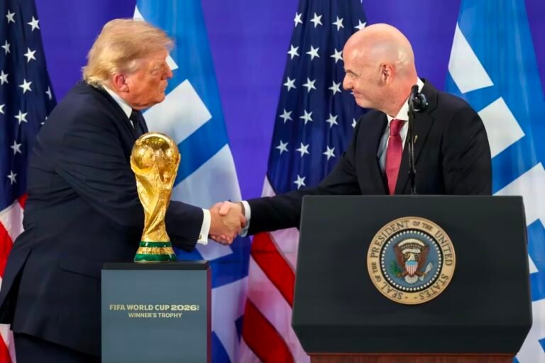 Donald Trump aperta a mão de Gianni Infantino, presidente da FIFA