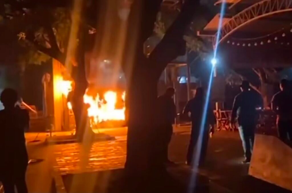 Fogo foi registrado na noite deste sábado (8) e controlado pelo Corpo de Bombeiros; ninguém ficou ferido
