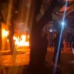 Fogo foi registrado na noite deste sábado (8) e controlado pelo Corpo de Bombeiros; ninguém ficou ferido