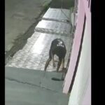 Crime ocorreu durante a madrugada no conjunto Cidade Nova VI. Imagens mostram dois suspeitos retirando o equipamento e fugindo logo em seguida.