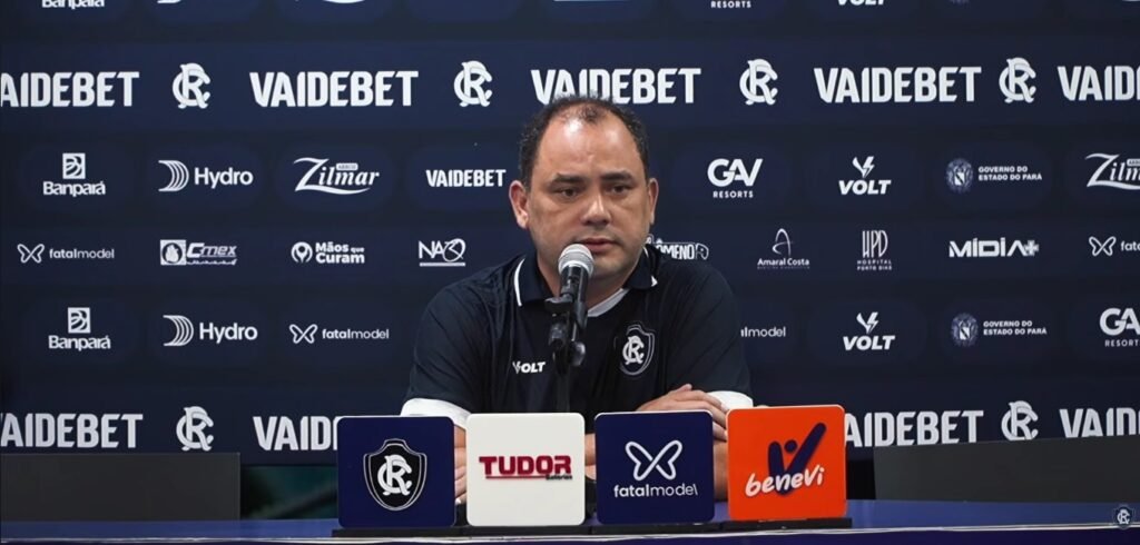 Glauber Gonçalves afirma que expulsão de jogador azulino foi decisiva para a derrota diante do Santos e volta a defender a profissionalização da arbitragem brasileira