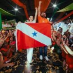 Daniel Santos e Alessandra Haber seguram a bandeira do Pará durante convenção do Podemos em Ananindeua