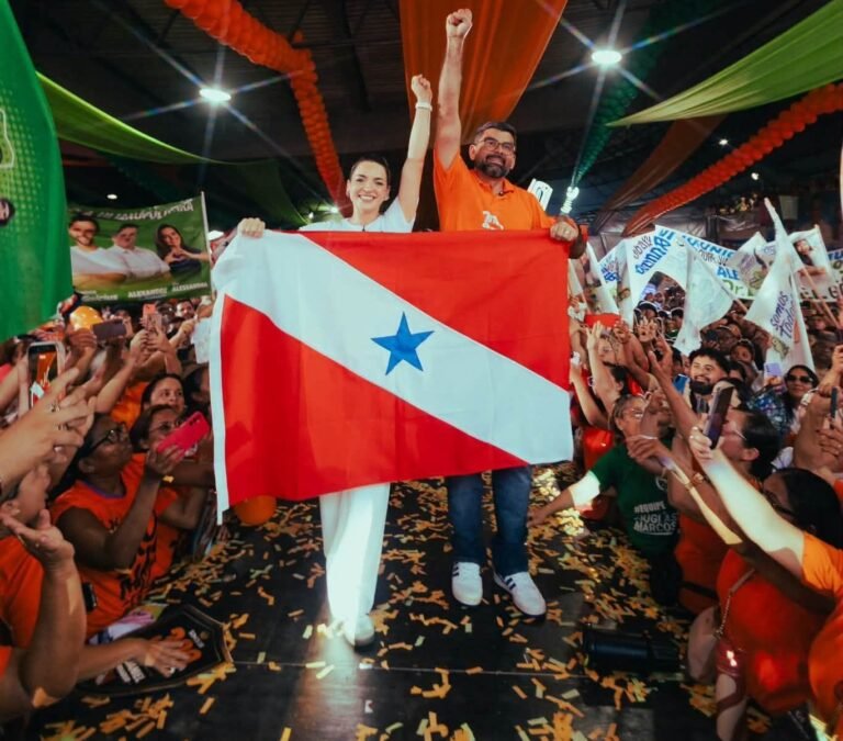 Daniel Santos e Alessandra Haber seguram a bandeira do Pará durante convenção do Podemos em Ananindeua