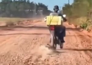 Animal estava preso pelo pescoço a uma corda amarrada à moto; caso foi registrado em vídeo.