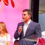Vídeo mostra parte do público deixando o local enquanto o candidato ao Senado estava no palco; organização afirma que saída ocorreu no horário do almoço