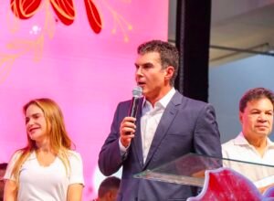 Vídeo mostra parte do público deixando o local enquanto o candidato ao Senado estava no palco; organização afirma que saída ocorreu no horário do almoço