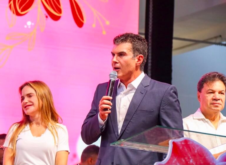 Vídeo mostra parte do público deixando o local enquanto o candidato ao Senado estava no palco; organização afirma que saída ocorreu no horário do almoço