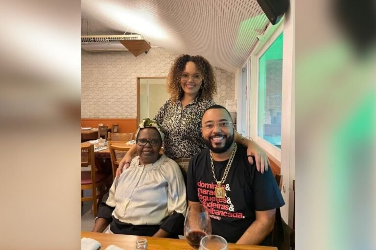 Sambista anunciou a morte da mãe nas redes sociais neste domingo (9); causa do falecimento não foi divulgada