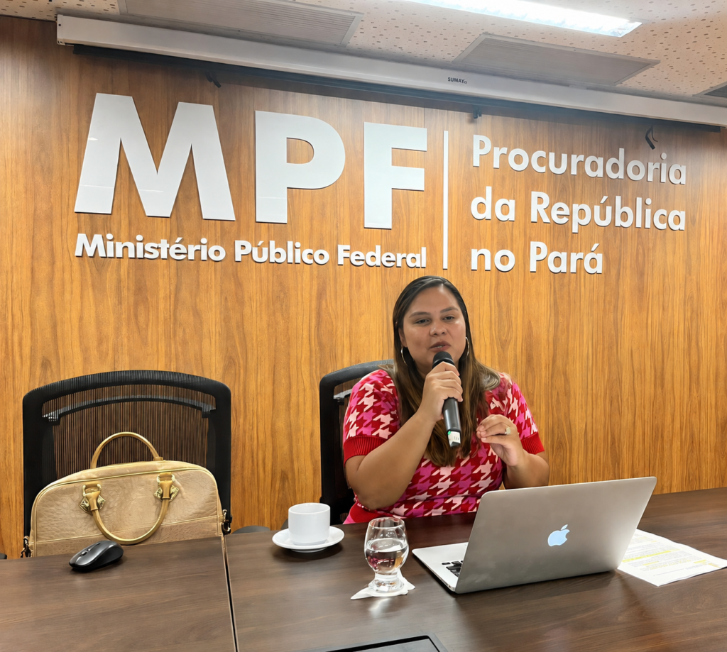 Promotora Herena Maués Corrêa de Melo fala ao microfone durante reunião institucional no Pará