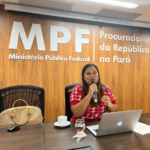 Promotora Herena Maués Corrêa de Melo fala ao microfone durante reunião institucional no Pará