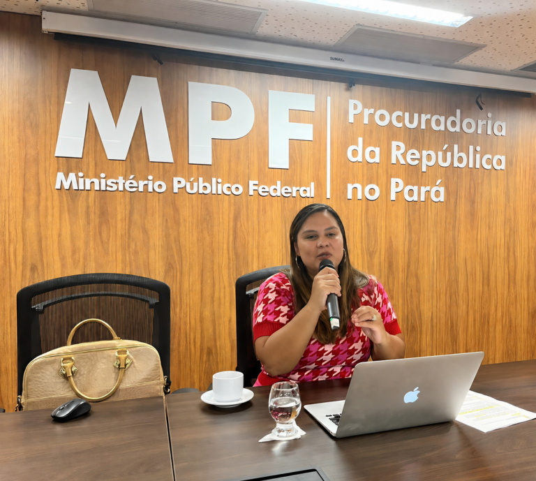 Promotora Herena Maués Corrêa de Melo fala ao microfone durante reunião institucional no Pará