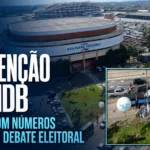 Balões com nomes e números de Hana Ghassan, Helder Barbalho e Chicão em frente ao Mangueirinho durante a convenção do MDB no Pará.