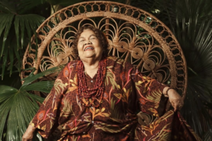 Na imagem em destaque, a cantora Dona Onete