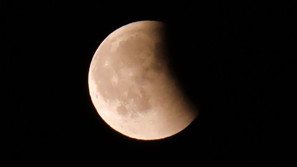 Fenômeno começa às 23h33 em Belém e terá o ponto máximo às 1h12, quando cerca de 96% do disco lunar estará coberto pela sombra da Terra