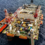 Na imagem em destaque, um navio da Petrobras