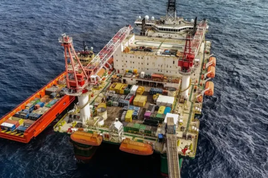 Na imagem em destaque, um navio da Petrobras