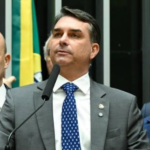 Na imagem em destaque, Flávio Bolsonaro