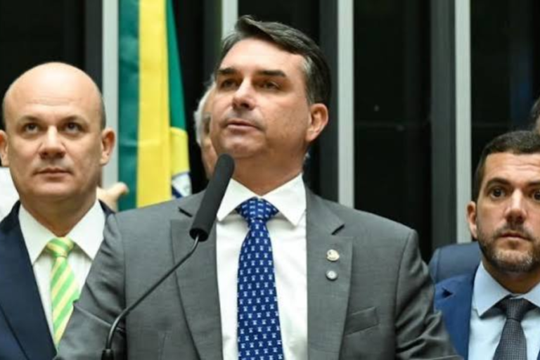 Na imagem em destaque, Flávio Bolsonaro