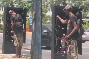 Na imagem em destaque, o homem furtando as fiações elétricas