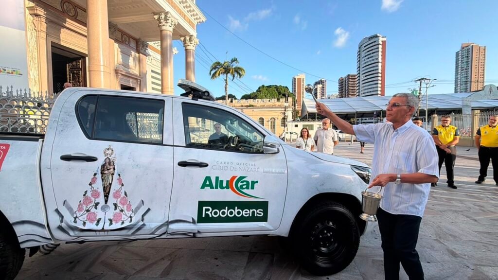 carro oficial do cirio sendo benzido