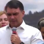 flavio bolsonaro chorando durante culto