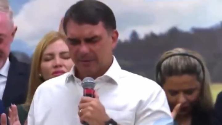 flavio bolsonaro chorando durante culto