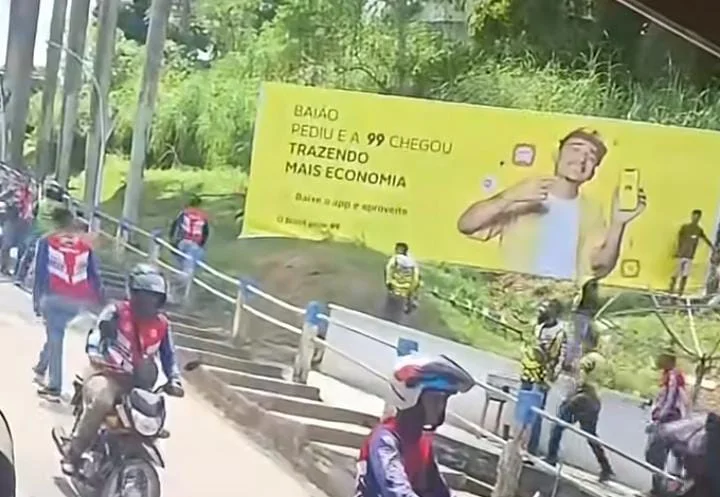 outdoor da 99 sendo destruído em Baião