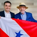 Lula e Celso Sabino posam com a bandeira do Pará durante gravação de vídeo de apoio à candidatura ao Senado