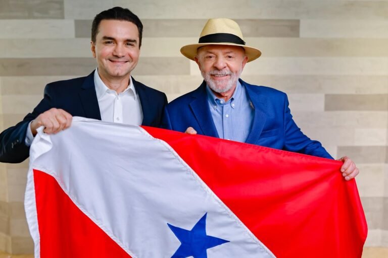 Lula e Celso Sabino posam com a bandeira do Pará durante gravação de vídeo de apoio à candidatura ao Senado