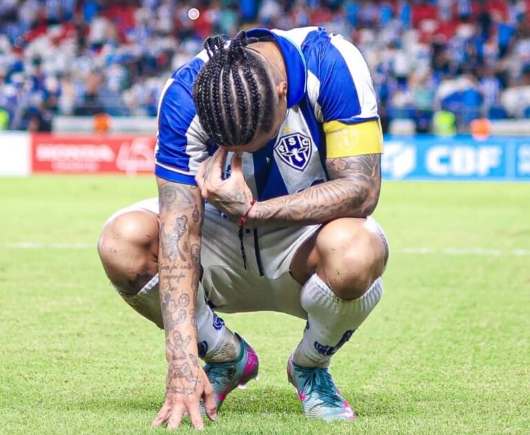 Marcinho manda recado após deixar jogo sentindo a panturrilha