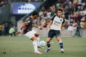 jogadores de Remo e Fluminense no maracanã