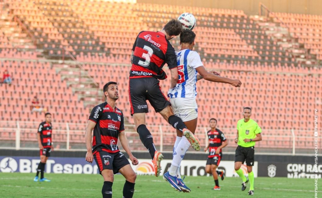 jogadores de paysandu e ituano disputam bola aérea