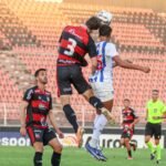 jogadores de paysandu e ituano disputam bola aérea