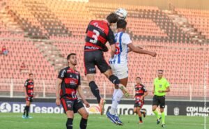jogadores de paysandu e ituano disputam bola aérea