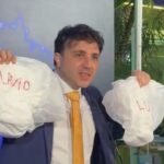 renan santos segurando fraldas