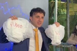 renan santos segurando fraldas