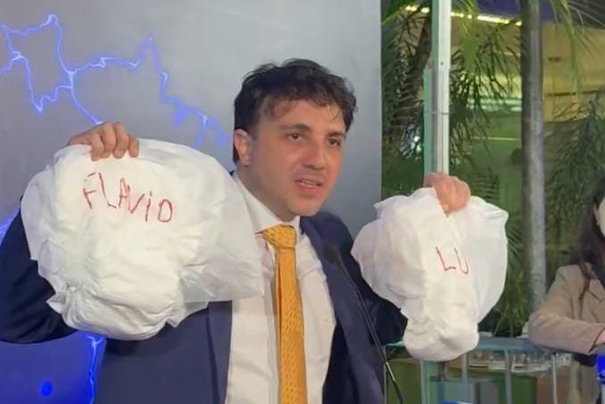 renan santos segurando fraldas
