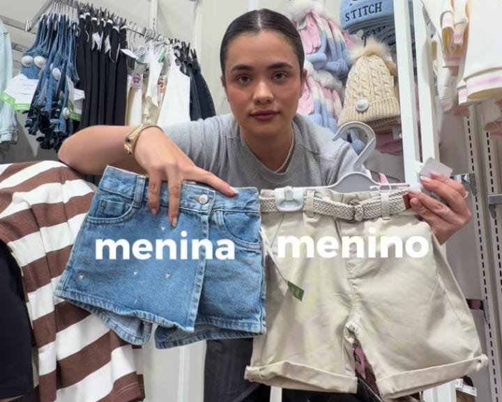 influenciadora mostrando diferença no tamanho dos shorts infantis