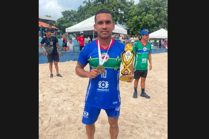 Rafael Júnior dos Santos Freire, conhecido como Rafinha Freire, teria colidido contra a traseira de um caminhão na estrada do Treme